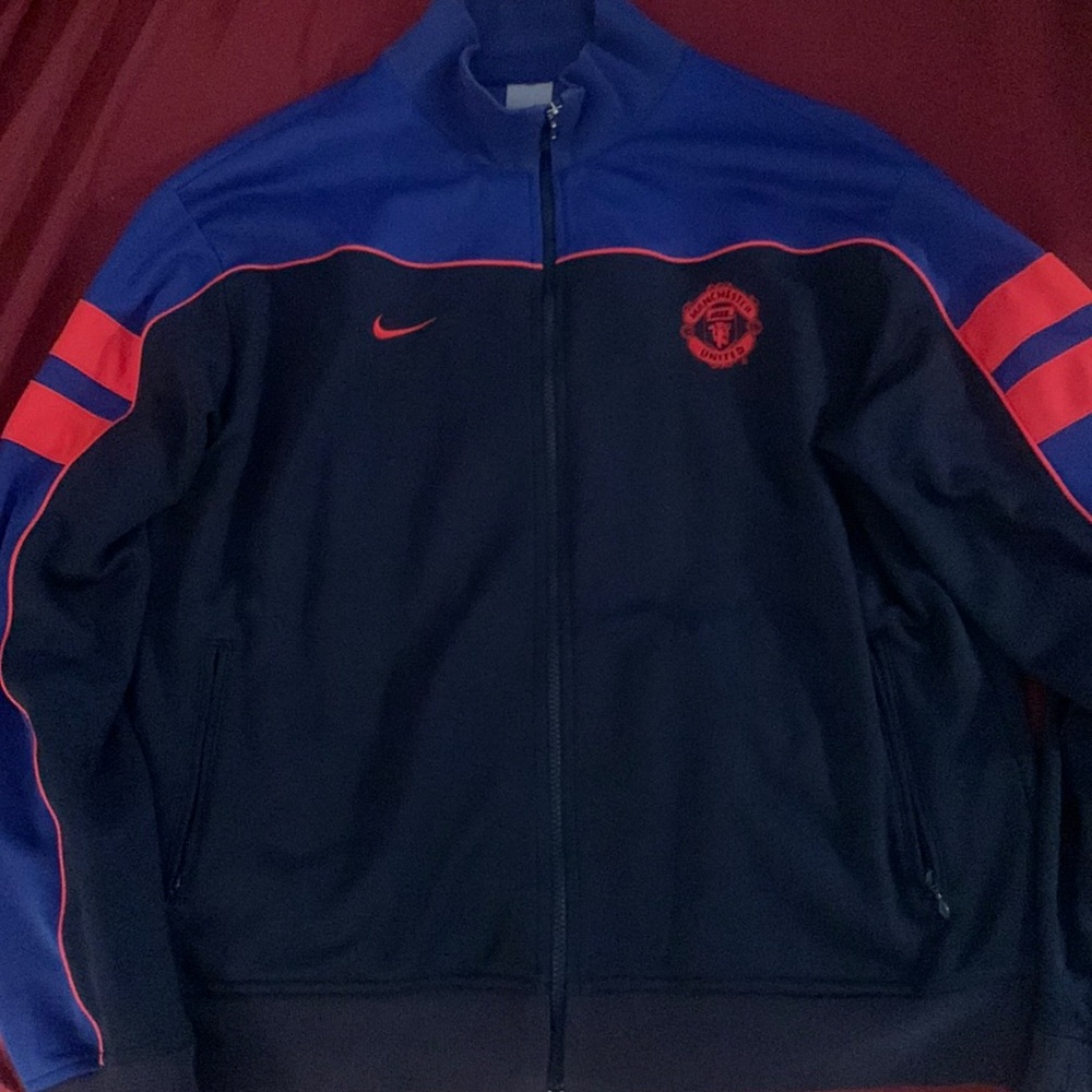 90s vintage Manchester U embroidered Nike     w/side zipper pockets.Fits like XL